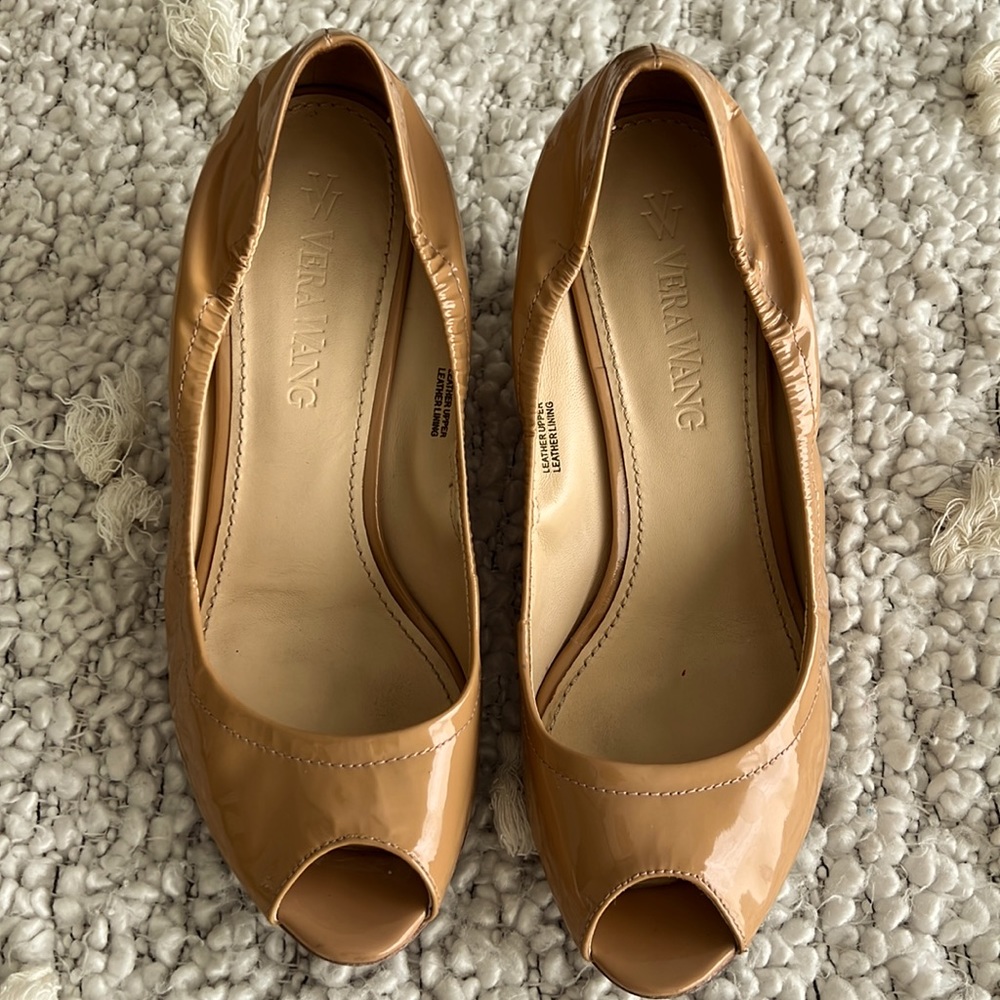 BEAUTIFUL Vera Wang wedge patent leather peep toe shoes. Tan. Size 9 (40 EU).